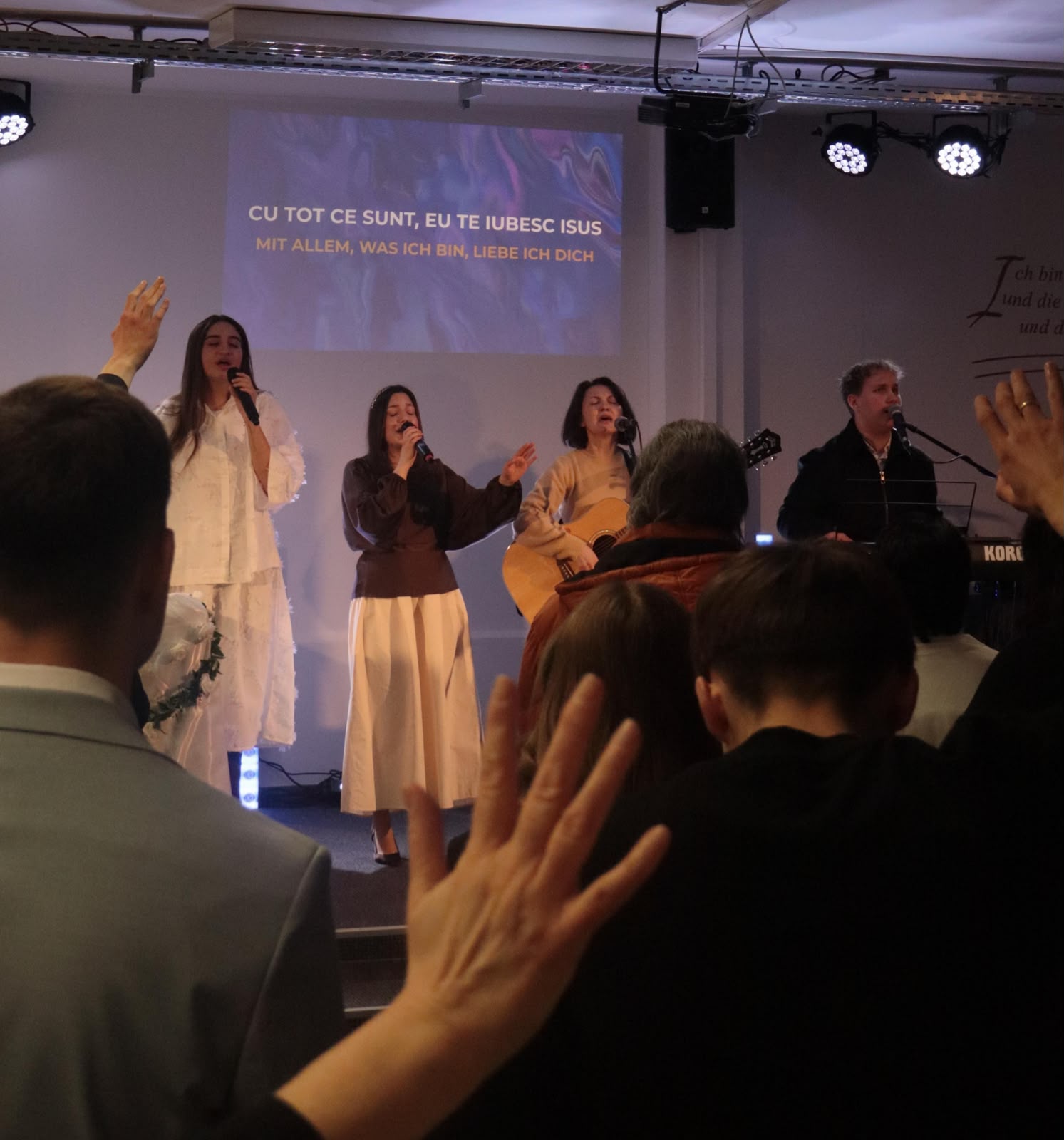 Lobpreis im Gottesdienst – Sängerin auf der Bühne